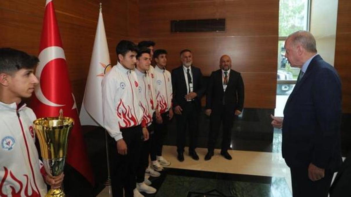 Cumhurbaşkanı Erdoğan, Bitlisli şampiyon sporcuları ağırladı
