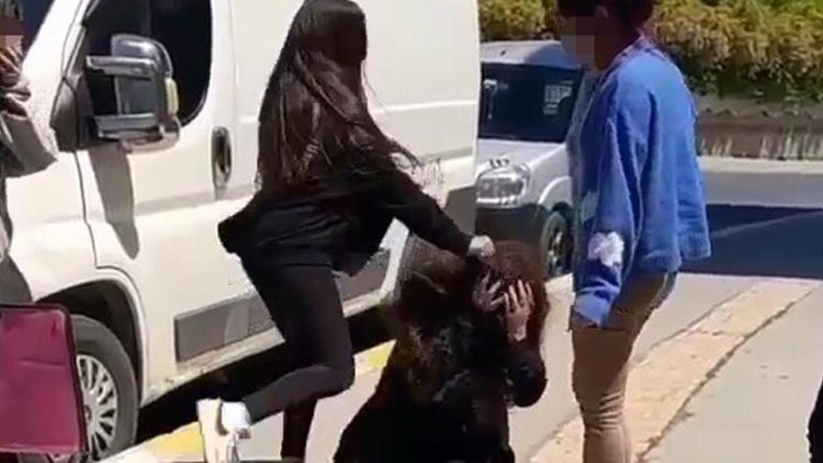 Lise çıkışında ‘dedikodu’ kavgası! Ortalık bir anda karıştı