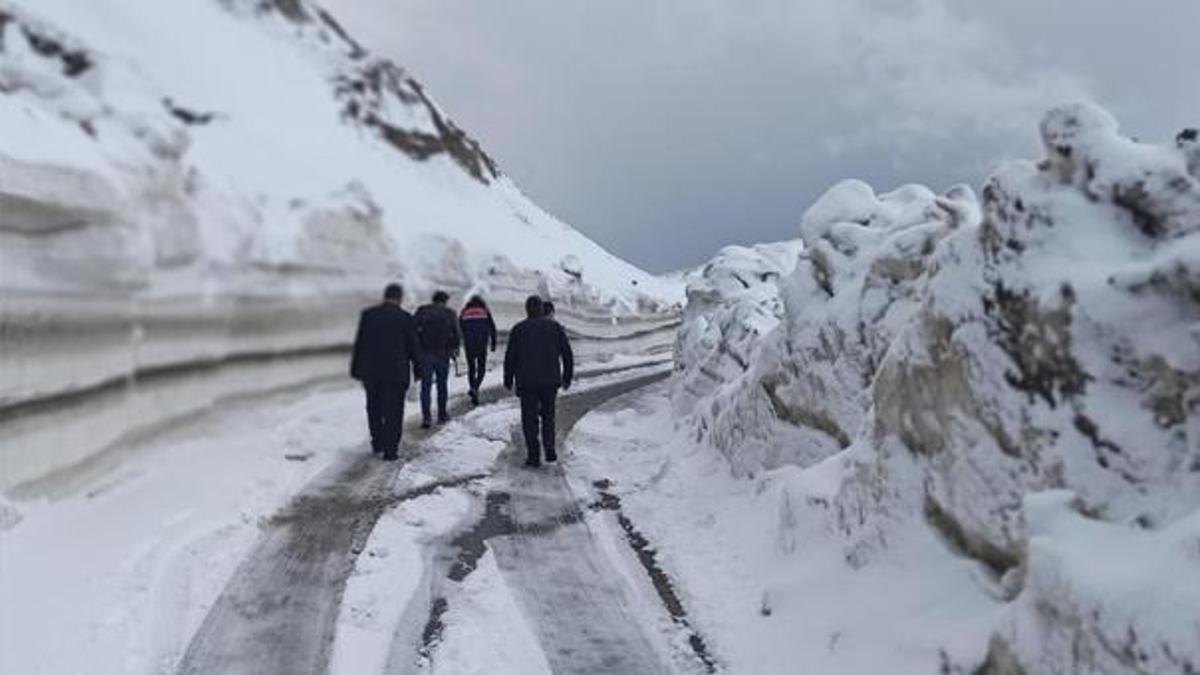 Nemrut Dağı’nda karda mahsur kalan 10 vatandaşı AFAD ve jandarma kurtardı