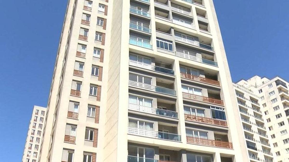 Ölü doğan bebeğini komşusunun balkonuna attı