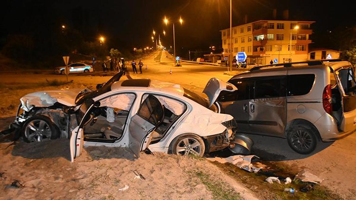 Ticari  araç otomobille çarpıştı: 4 yaralı