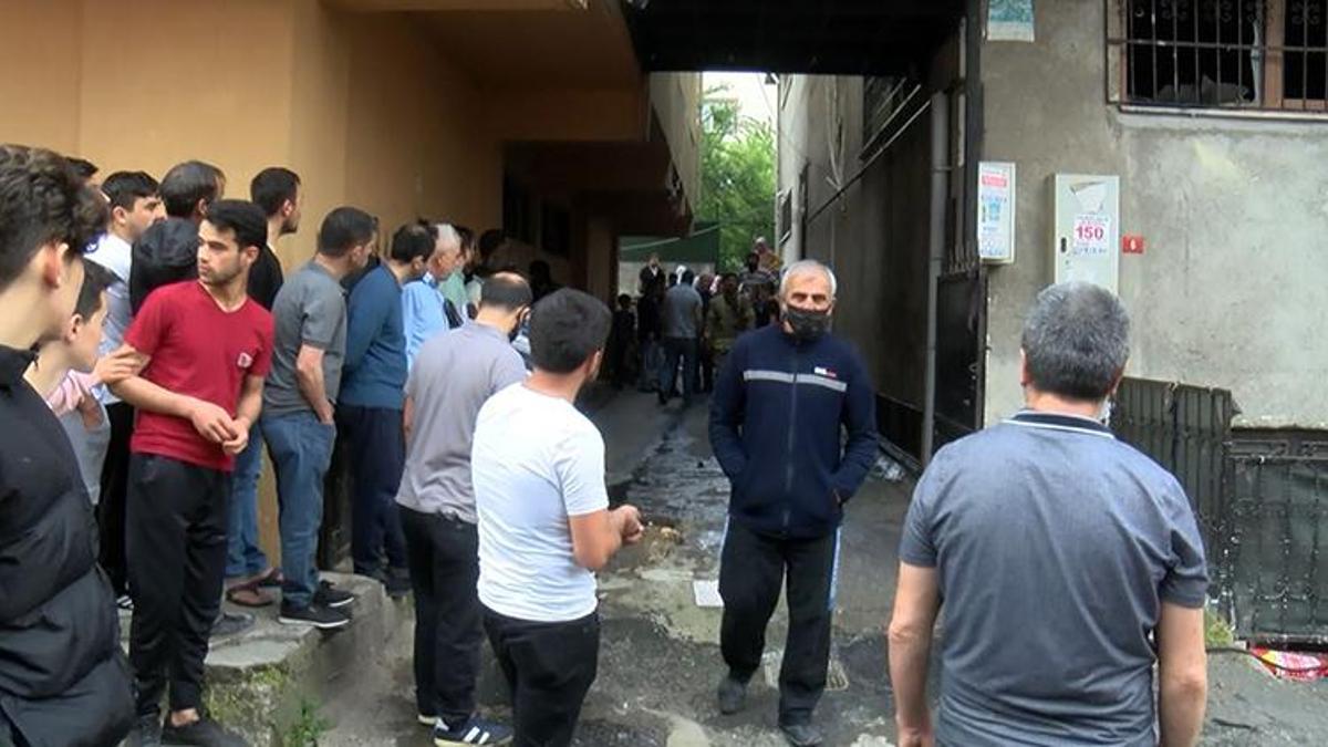 Sultanbeyli'de 2 katlı tekstil atölyesinde yangın
