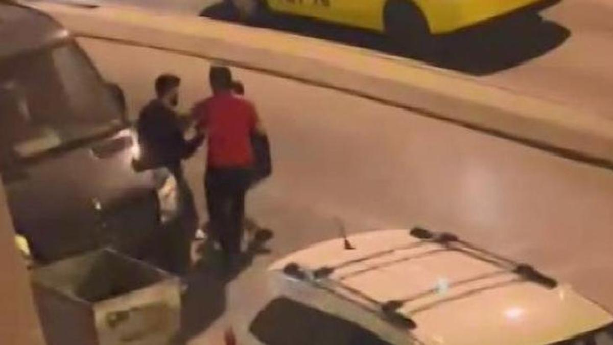 İkiz kardeşler sokak ortasında sopalarla darbedildi! Her şey anbean kamerada!
