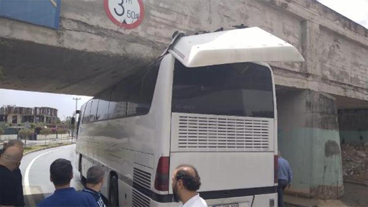 Öğrenci taşıyan tur otobüsü üst geçide sıkıştı