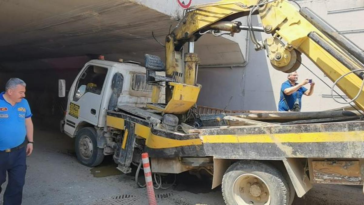 Sondaj aracı, alt geçide çarptı: 2 yaralı