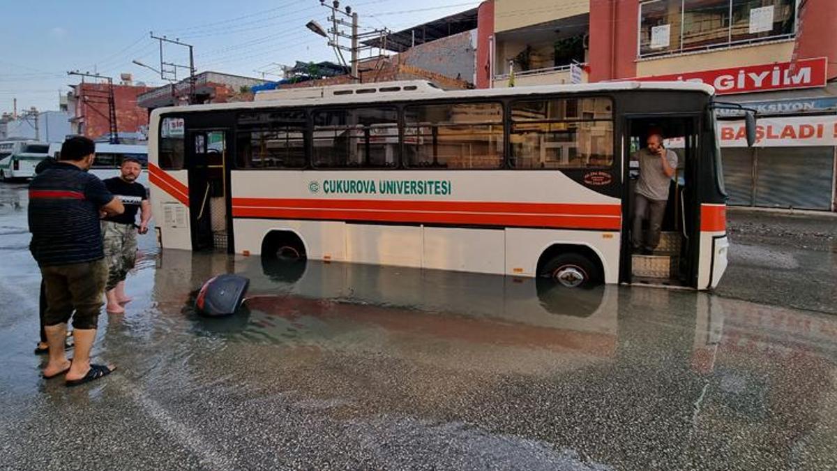 Su borusu patlayınca asfalt çöktü; halk otobüsü ve motosiklet su dolu çukura düştü