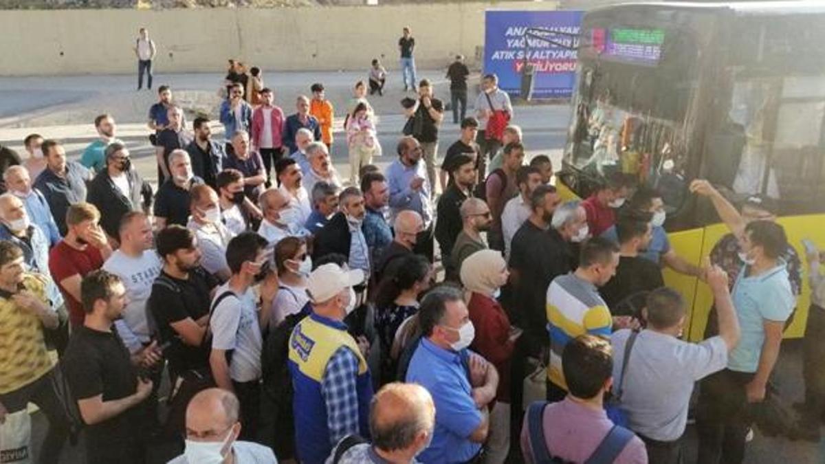 Daha fazla dayanamadılar! Kadıköy'de vatandaşlar İETT otobüsünün önünü kesti