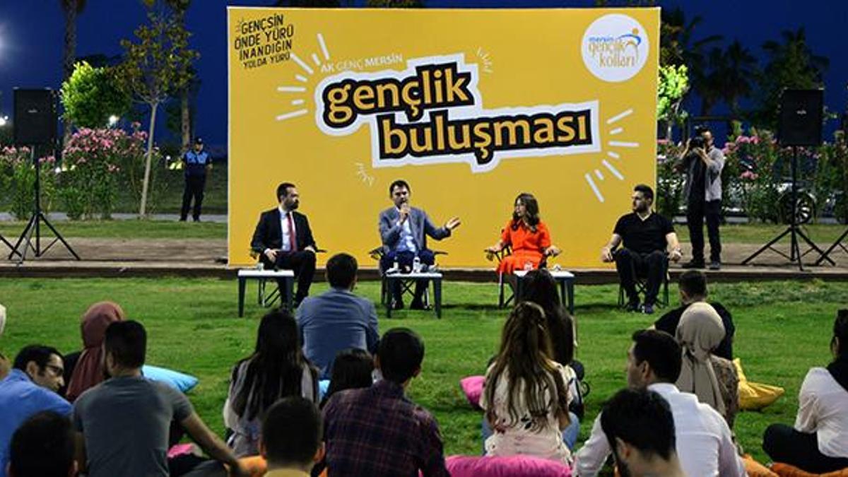 Bakan Kurum, Mersin'de gençlerle buluştu