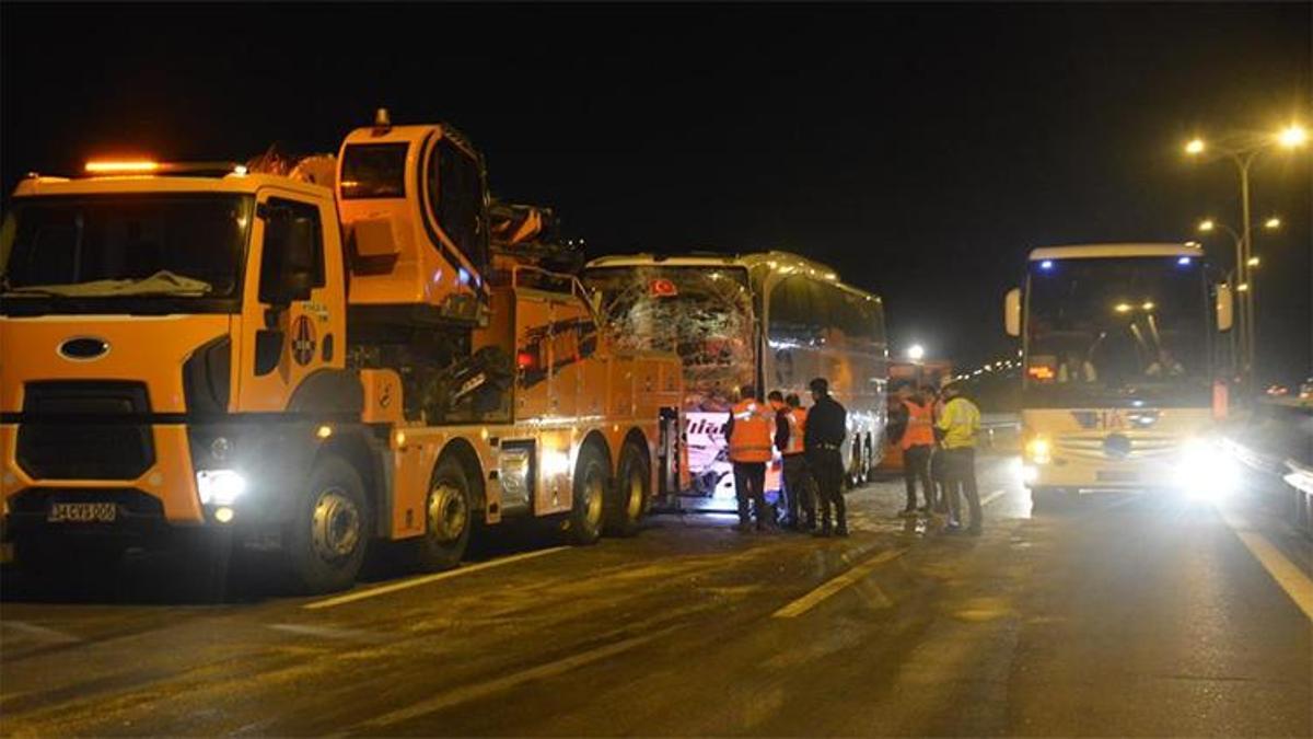 TEM’de bir minibüs ve iki yolcu otobüsü zincirleme kaza yaptı! Yaralılar var