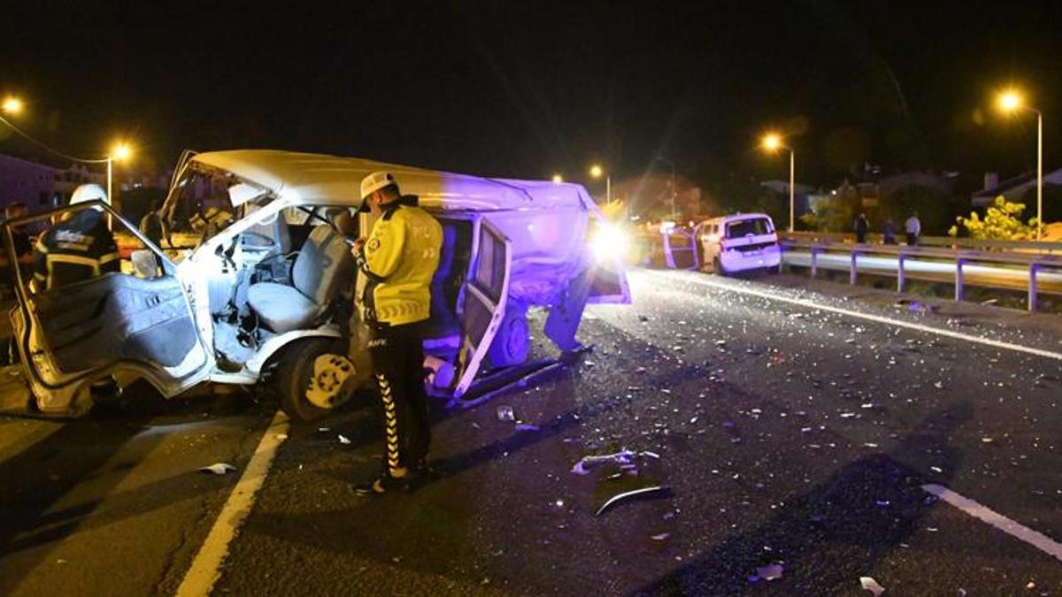 Minibüs ters yöne girdi; 1'i ağır 5 yaralı