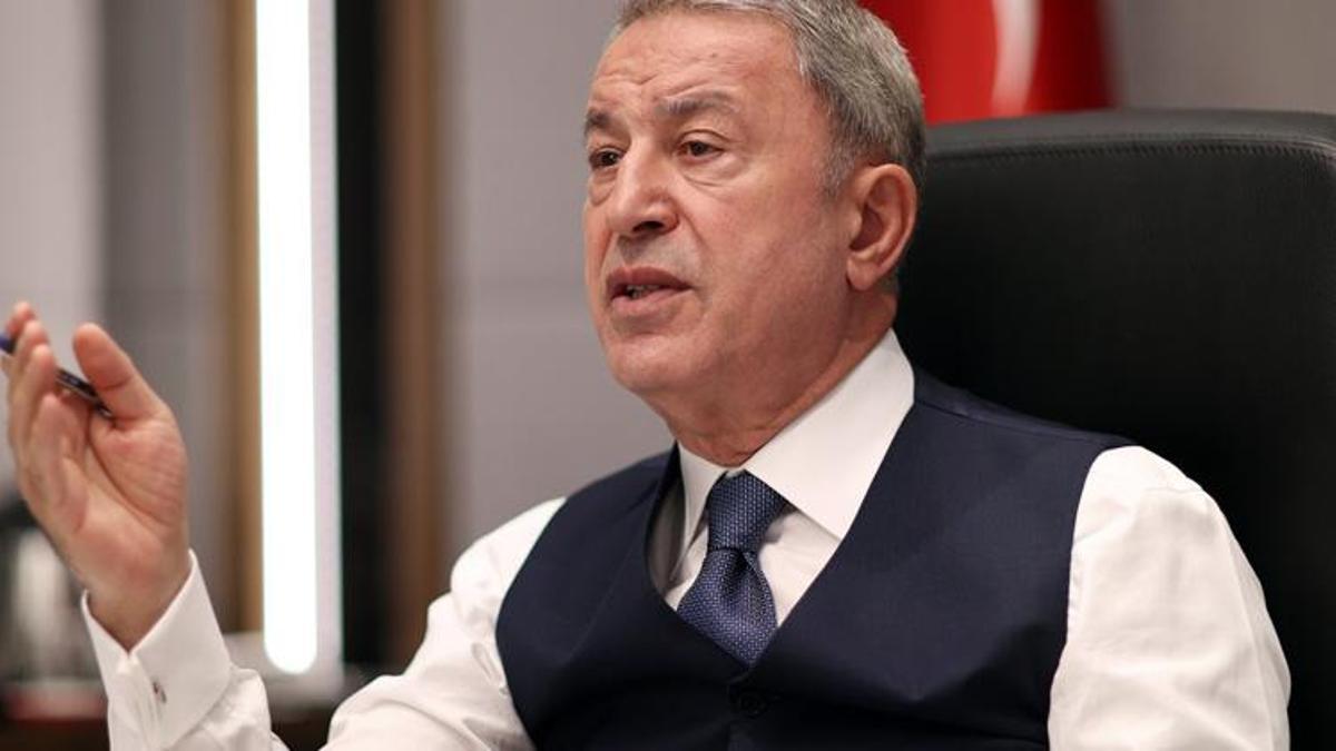 Milli Savunma Bakanı Akar, beraberindeki komutanlarla sınır hattına gitti
