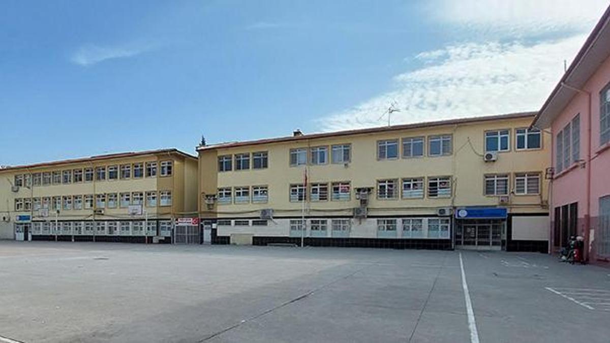 Manisa'da 38 öğrenci gıda zehirlenmesi şüphesiyle hastaneye kaldırıldı