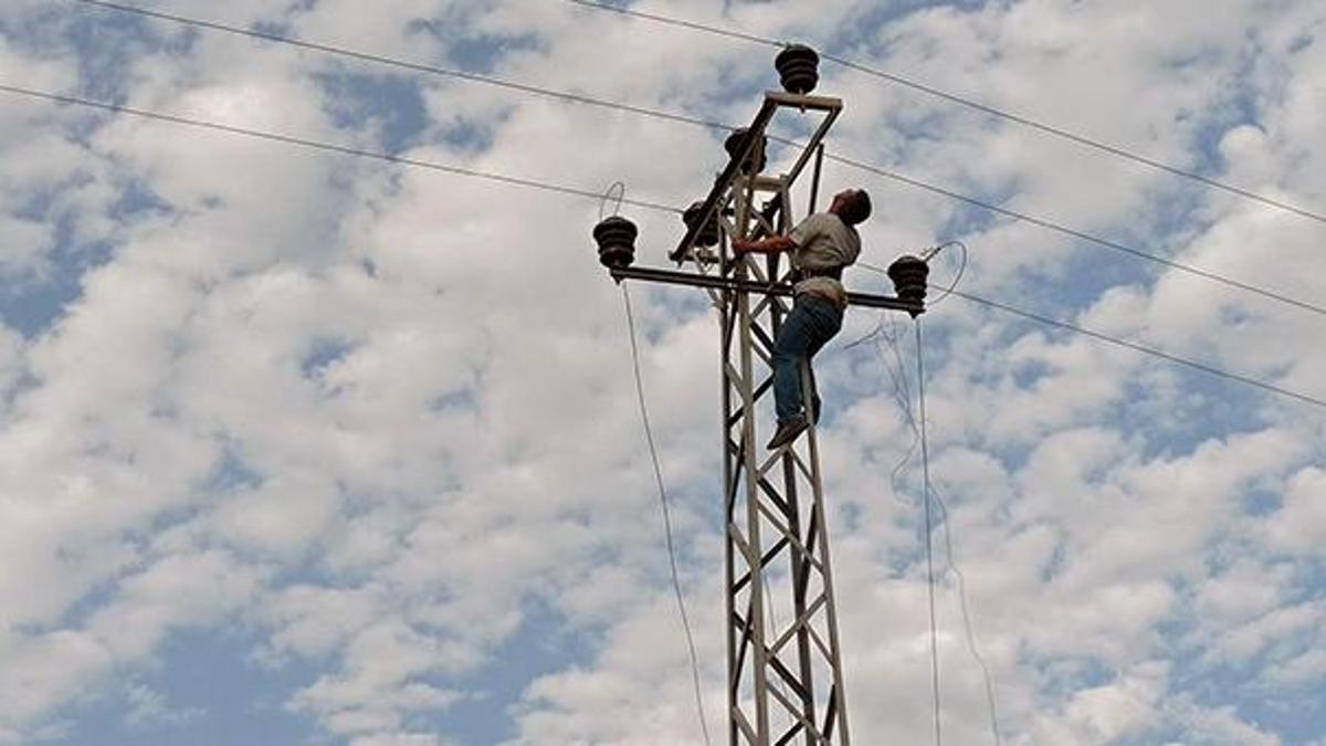 12 metrelik elektrik direğinde böyle asılı kaldı