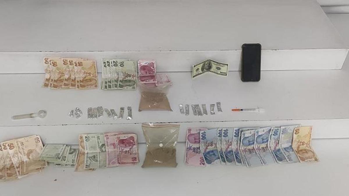 Küçükçekmece’de kaçmaya çalışan 'torbacı' yakalandı! 300 gram eroin çıktı