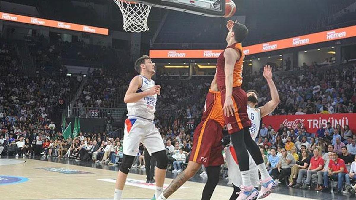 Galatasaray Anadolu Efes'i ezdi geçti! 35 sayı fark