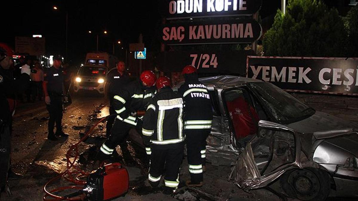 Manisa'da iki otomobil çarpıştı; 4 ölü, 2 ağır yaralı
