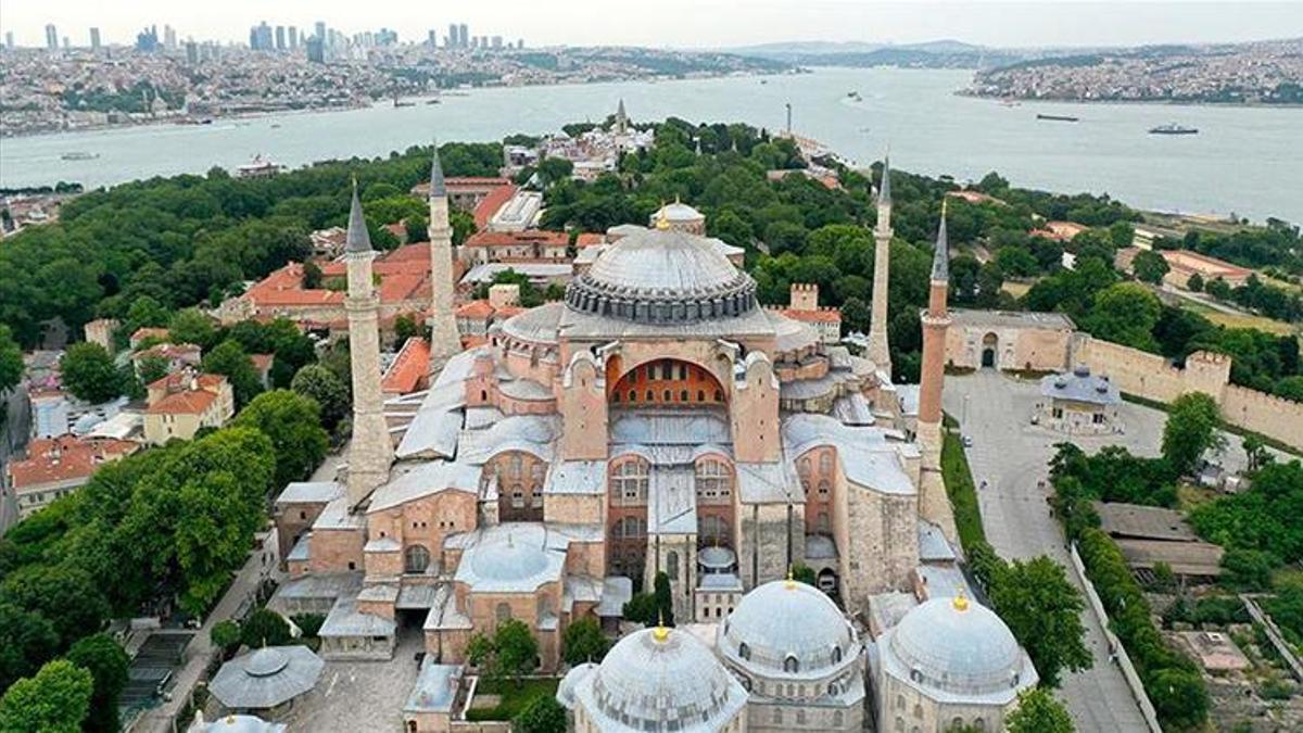 İstanbul’un fethinden sonra Ayasofya’da neler oldu? Fatih Sultan Mehmet'in Ayasofya Vakfiyesi ne anlatıyor? Fethiye Camii ne demek?