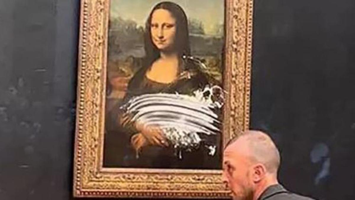 Mona Lisa tablosuna saldırı! Ziyaretçi milyon dolarlık tabloya pasta fırlattı!