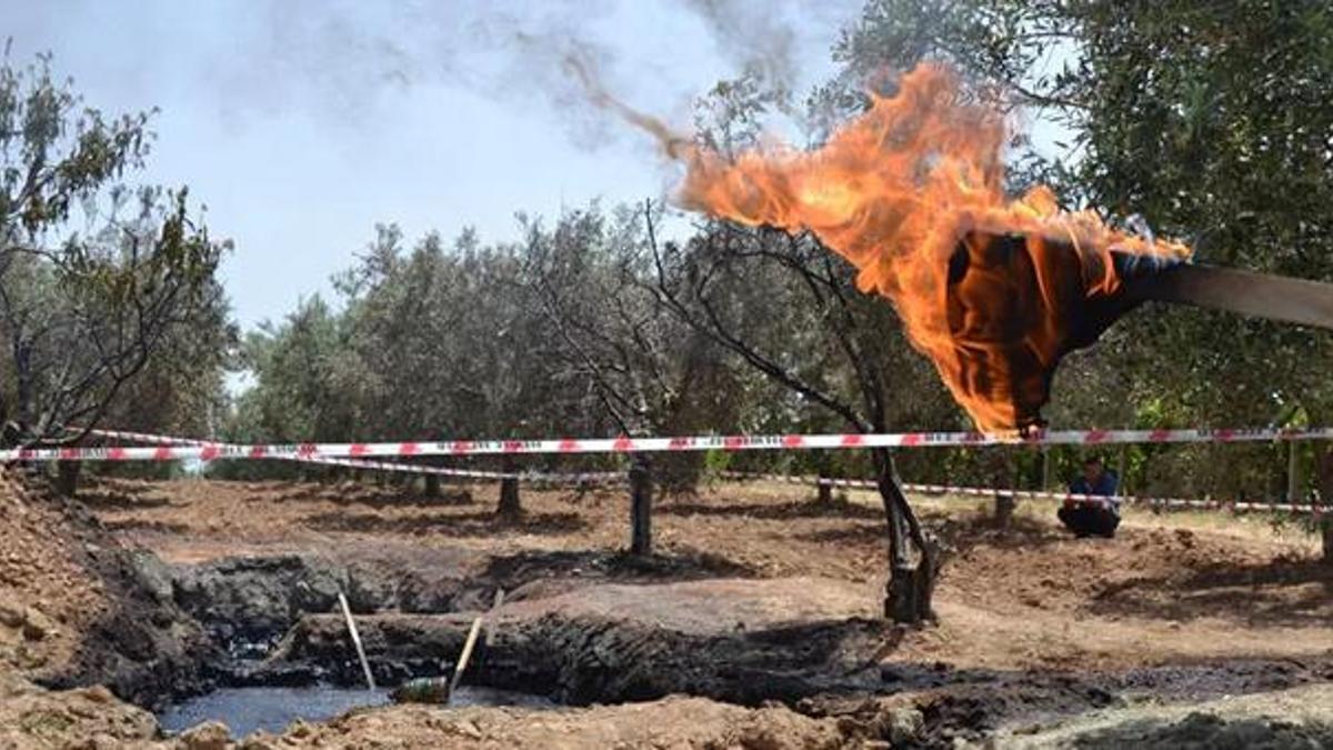 Köylüler kazı yaparken keşfetmişti!  TPAO siyah ve yanıcı sıvı maddeden numune aldı