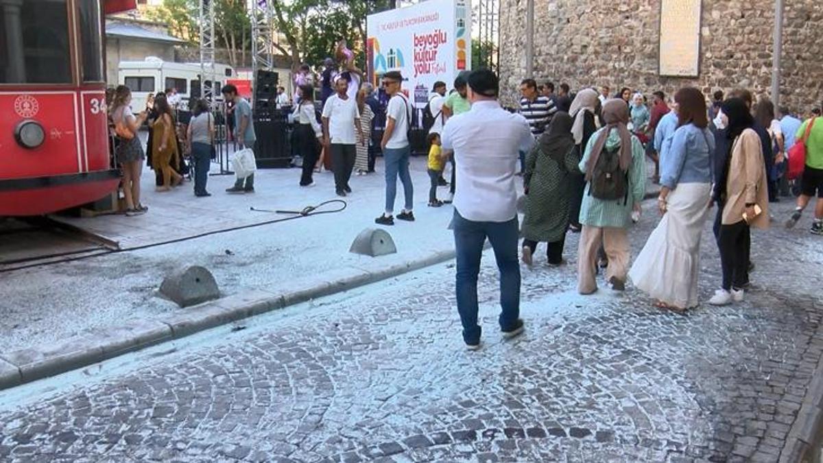 Galata'da panik anları, kendini ateşe verdi!