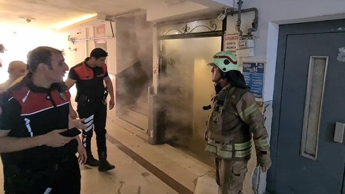 Sultangazi'de iş merkezinde yangın! Çok sayıda kişi dumandan etkilendi
