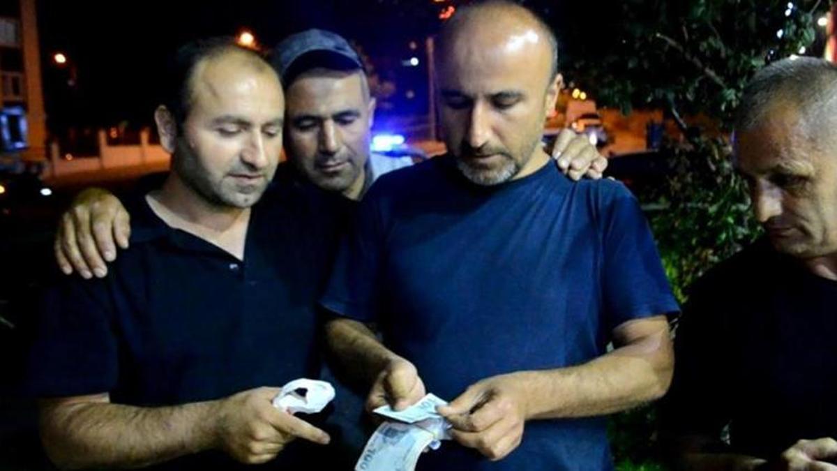 Yol ortasında poşet dolu para buldu