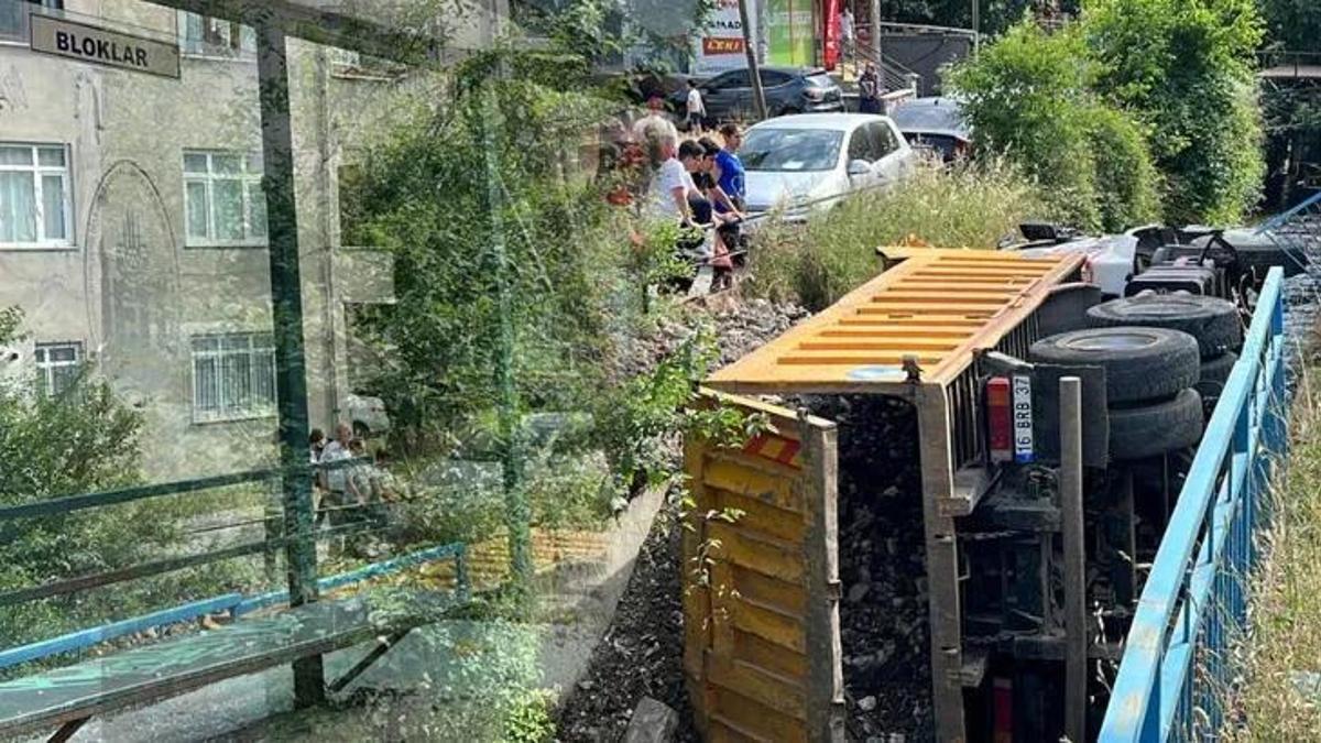 Hafriyat kamyonu dereye düştü! 'Tir tir titriyorum'