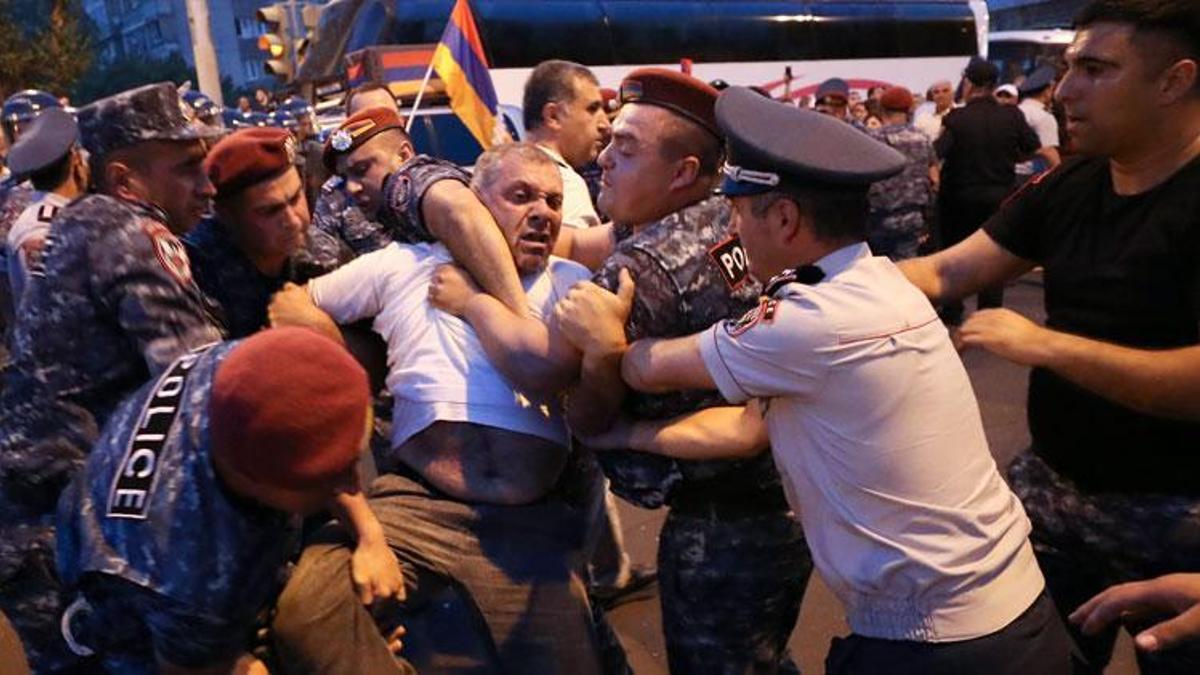 Ermenistan'da ortalık karıştı! Erivan'da Başkana Paşinyan'ın evine yürümek isteyen protestoculara polisten sert müdahale...