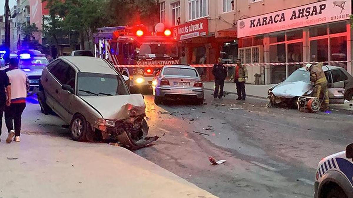 Ümraniye'de kazanın ardından park halindeki otomobiller yer değiştirdi: 2 yaralı