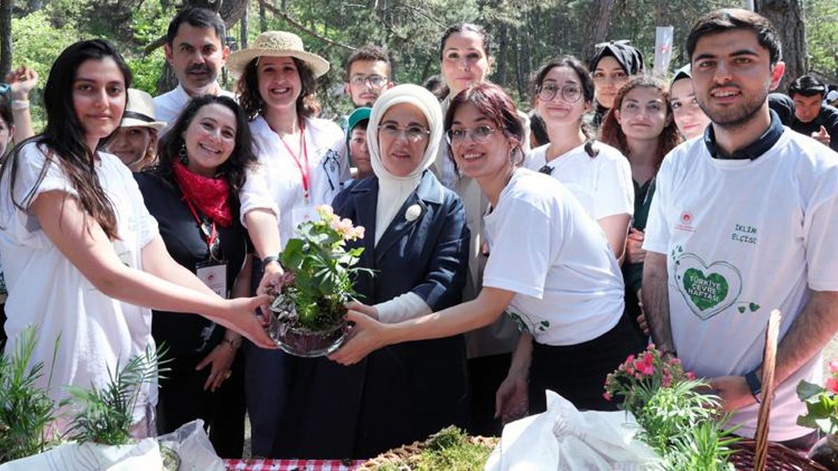 Emine Erdoğan, gençlerle çevre yürüyüşüne katıldı