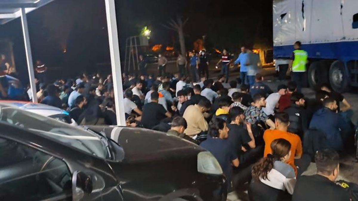 Kamyon kasasından çıktılar, tam 111 kişi!