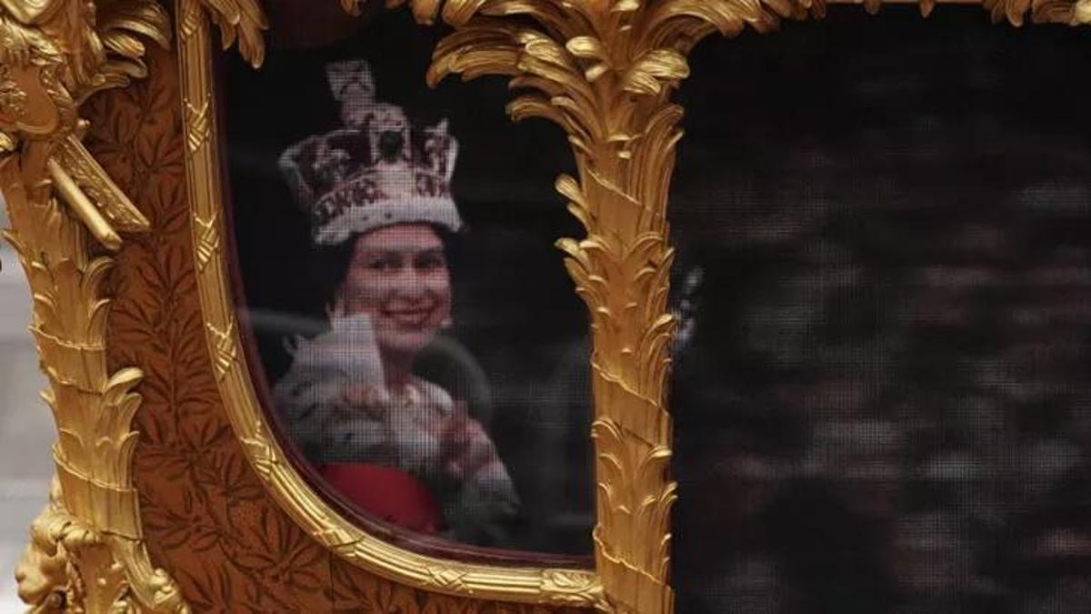 İngiltere Kraliçesi çözümü hologram ile buldu!