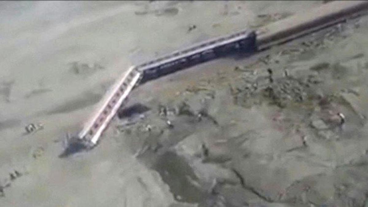 İran güne felaketle uyandı! Tren raydan çıktı.. Çok sayıda ölü ve yaralı var...