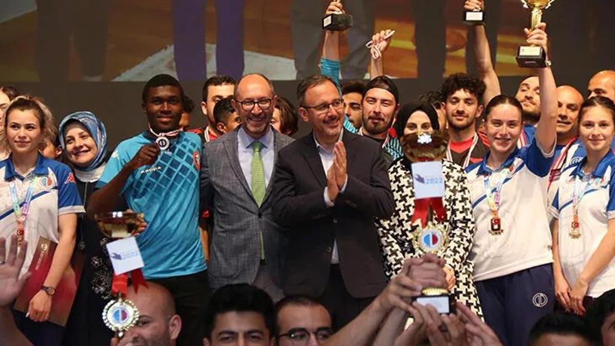 Bakan Kasapoğlu Eskişehir'de öğrencilerle bir araya geldi! 'Spor ülkesi olma noktasında pek çok aşamayı kat ettik'