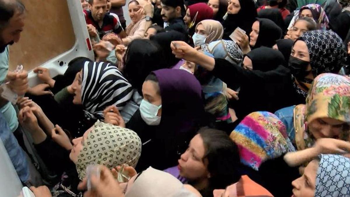 Beş liralık halı için birbirini ezdiler!