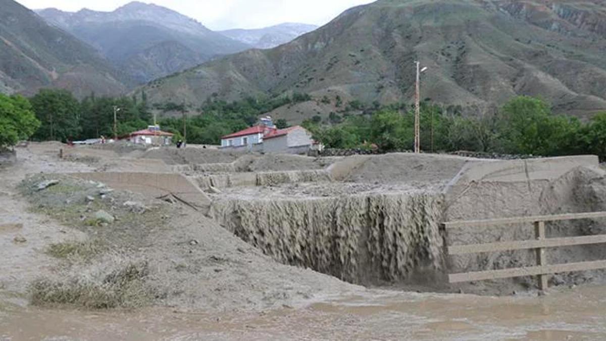 Erzincan'da şiddetli yağış etkili oldu! Kent sular altında kaldı