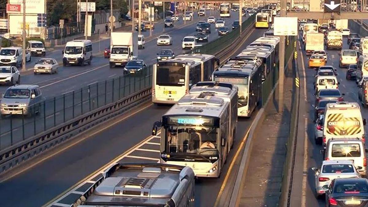 Beylikdüzü'nde metrobüs kazası! Araç kuyrukları oluştu