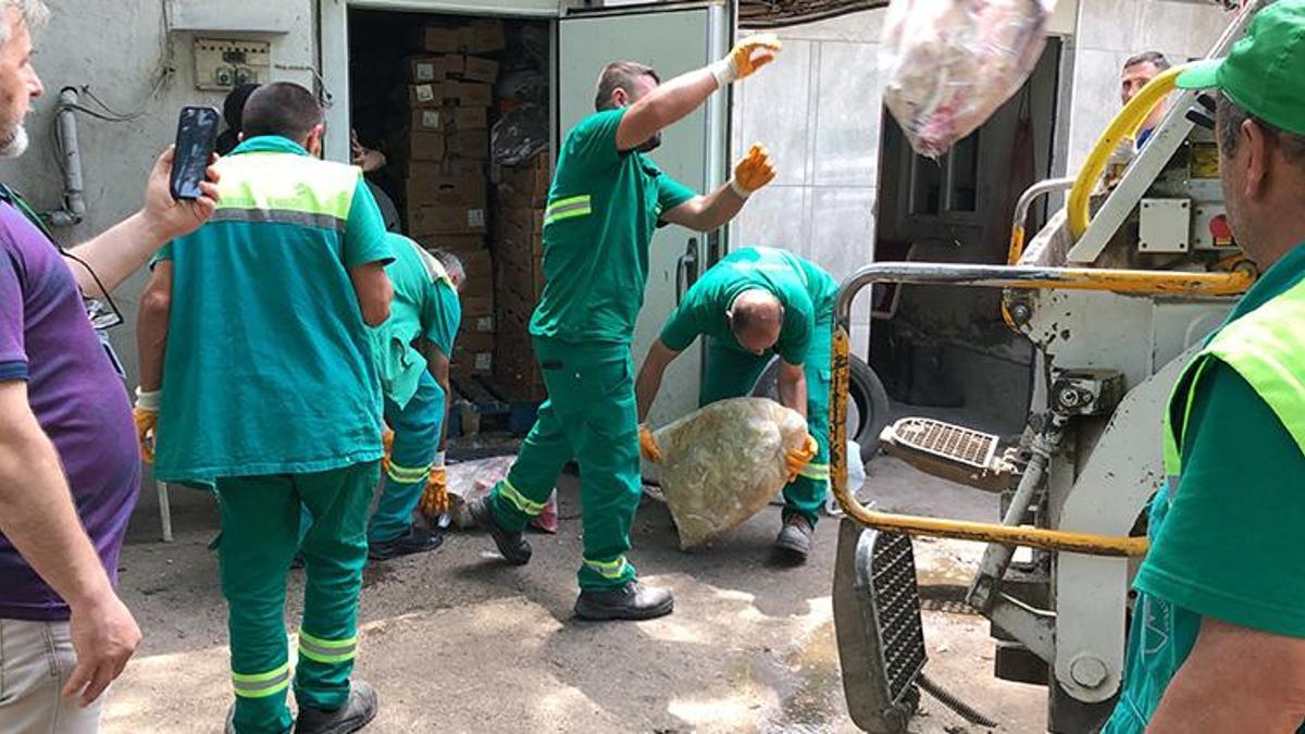 Et işleme tesisinde skandal görüntüler! İnsanlara yedireceklerdi, 3 ton eti yerlerden topladılar...