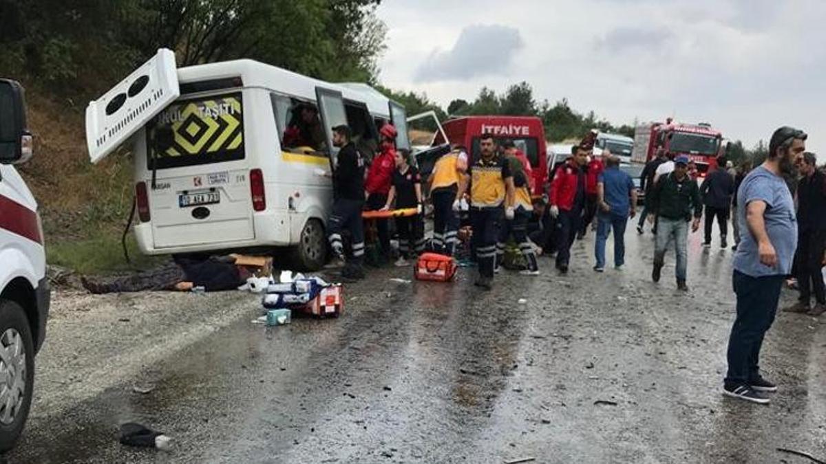 Balıkesir'de katliam gibi kaza: 8 ölü, 10 yaralı