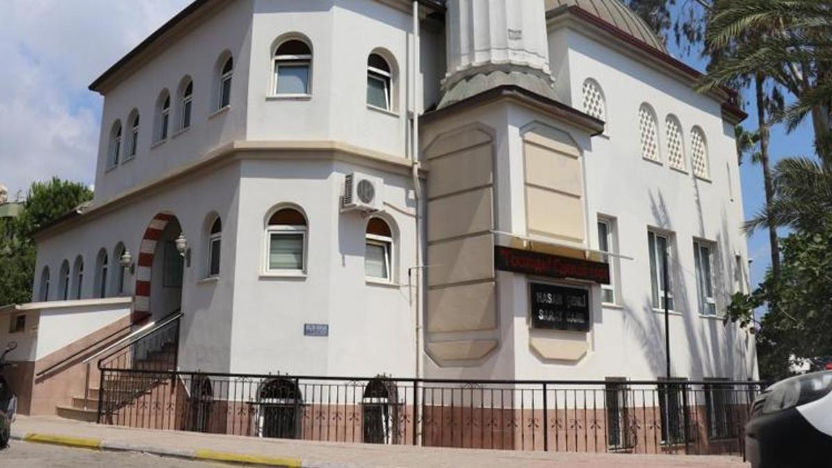 Namaz kılma bahanesi ile girdiği camiden bilgisayar çaldı