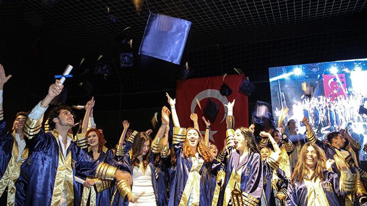 Ata Koleji 2021-2022 mezunlarını verdi