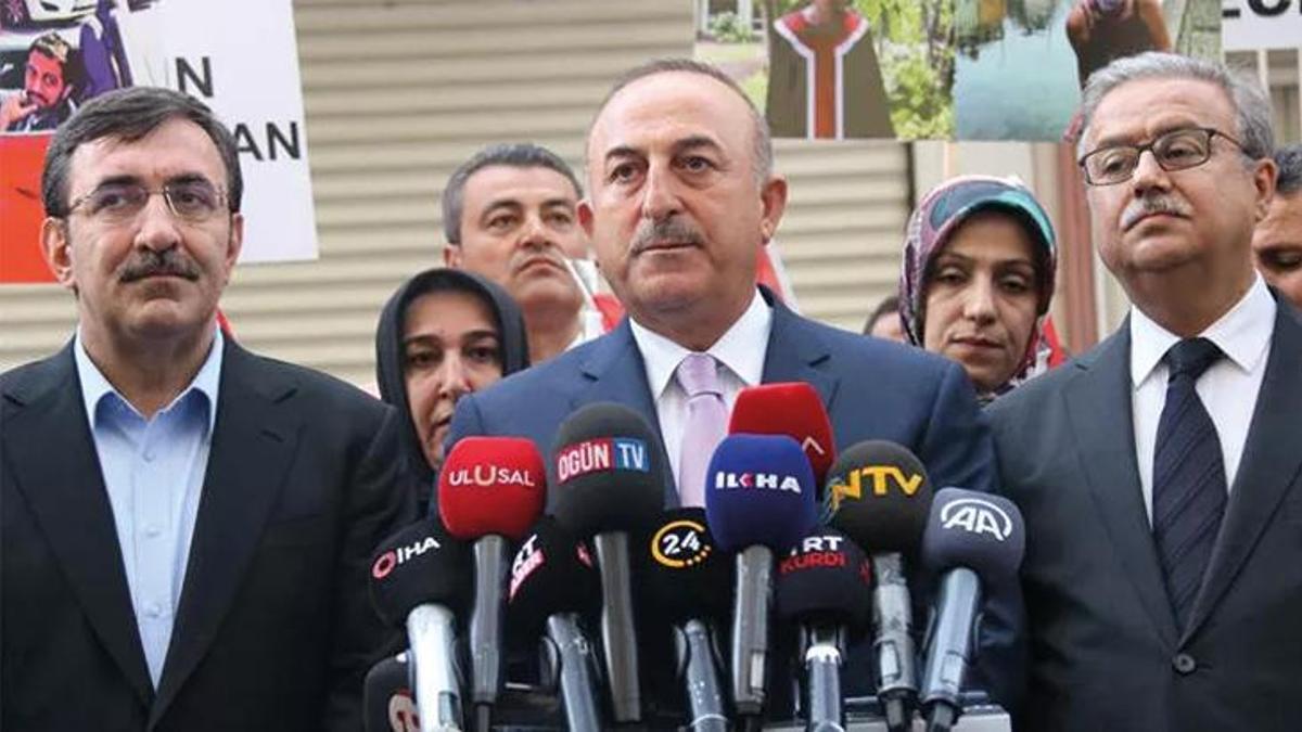 Dışişleri Bakanı Çavuşoğlu evlat nöbetindeki ailelerle bir araya geldi