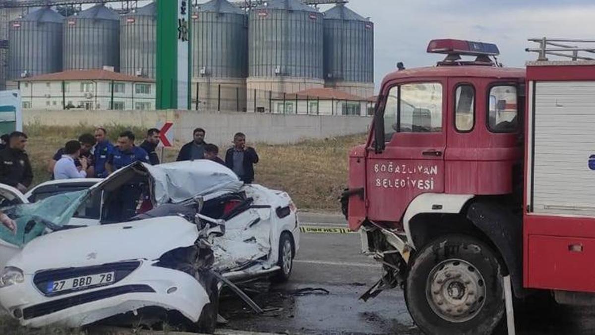 Katliam gibi kaza! Kağıt gibi ezilen otomobilden 3 ceset çıkarıldı