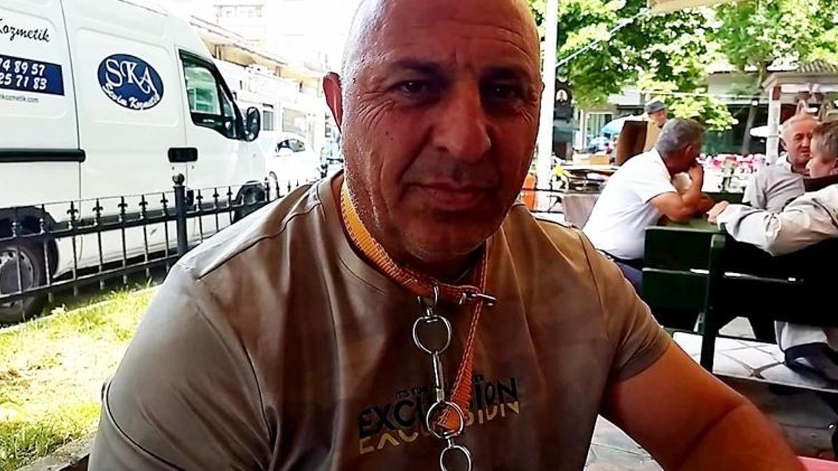 Köpek tasması ile dolaşan adamı görenler şoke oldu! ‘Ciğerim yandı’
