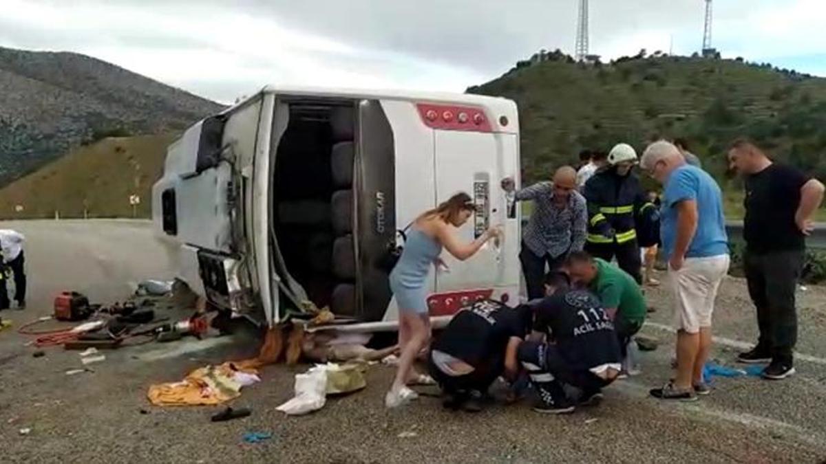 Turistleri taşıyan otobüs kaza yaptı, ortalık kan gölüne döndü