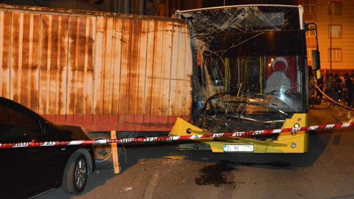 İETT otobüsü 17 araca çarptı! Kamyona çarparak duran otobüsün şoförü kayıplara karıştı