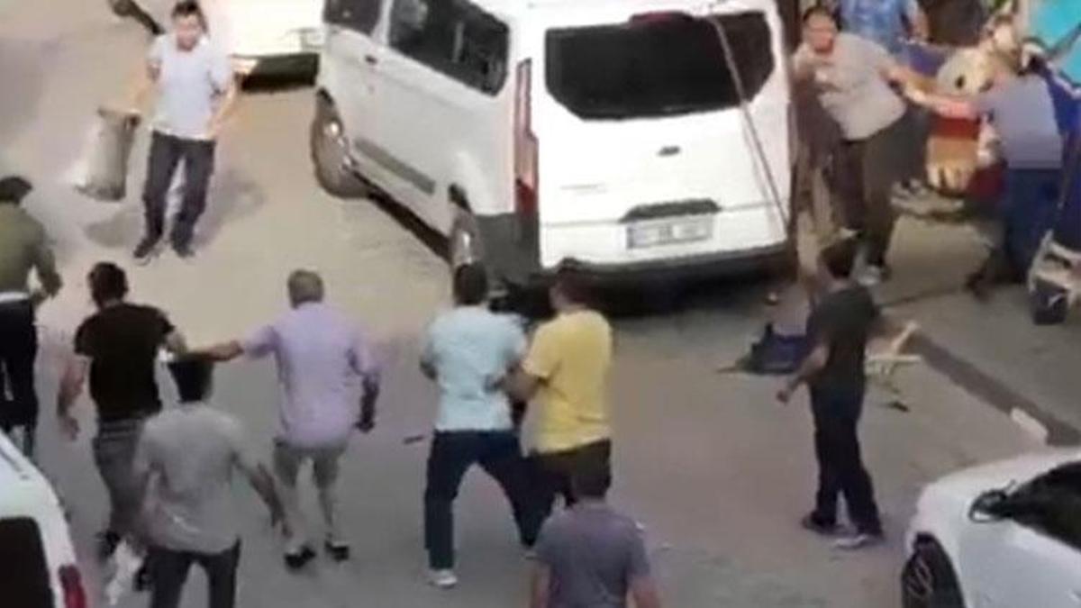 Sultangazi'de esnaflar birbirine girdi sokak savaş alanına döndü!