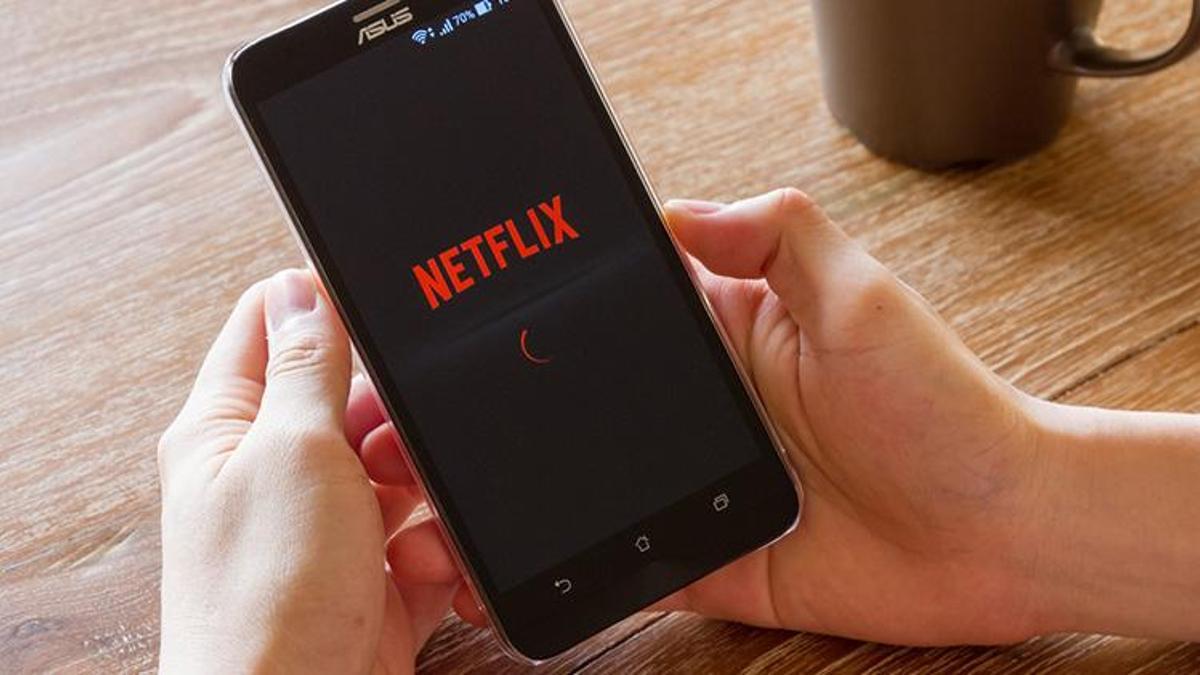 Netflix dizisinin iki oyuncusu kazada hayatını kaybetti!