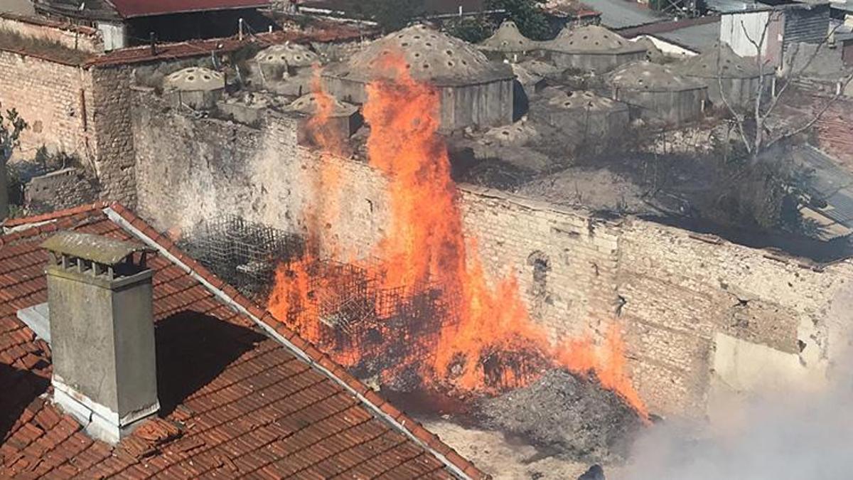 Fatih'te Kaçakçılık Şube Müdürlüğü'ne ait depoda yangın