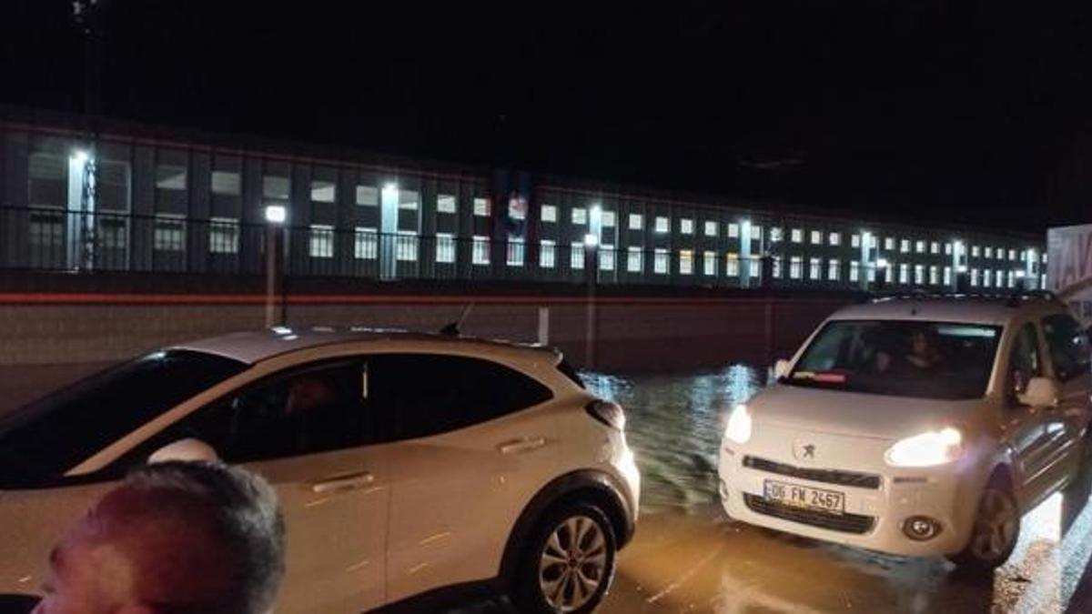 Afyonkarahisar-Ankara karayolu sel baskını sebebiyle ulaşıma kapandı